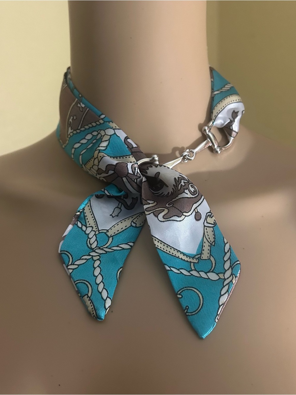Horse Shoe Woman Twilly Scarf Chain Accessory Shiny Bold Silver